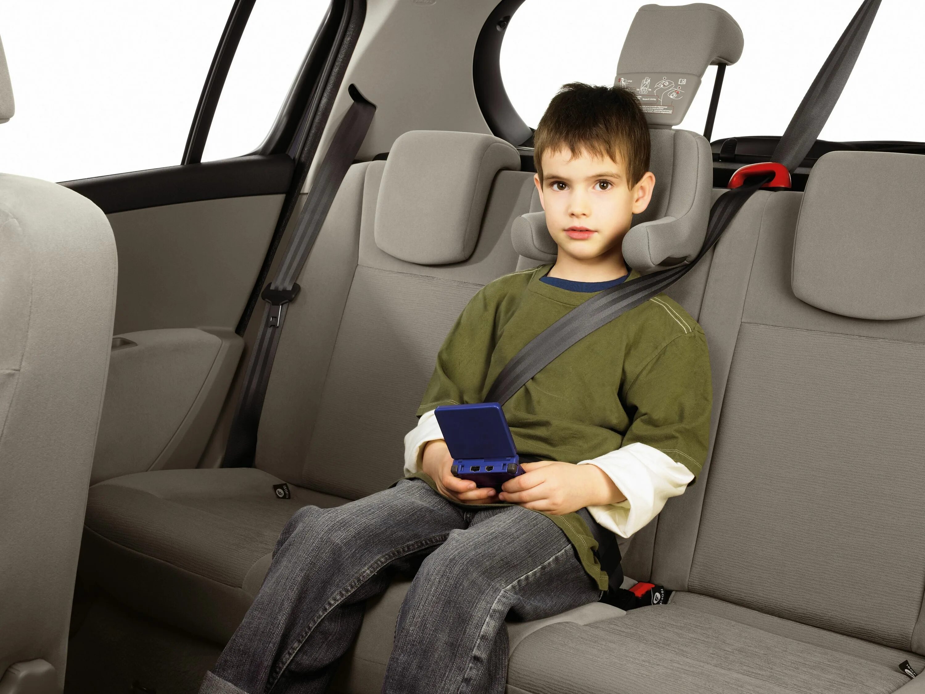 5 7 лет можно будет. Детский кресло для автомобиля. Автокресло для детей в машине. Защита детей в автомобиле. Автомобиль для детей.