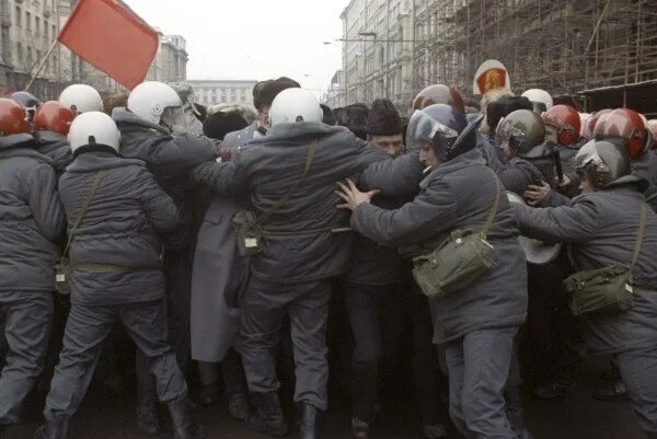2 февраля 1992. Разгон митинга 23 февраля 1992 года в москве. омон 1993 москва. протесты 1992 в москве. 23 февраля 1992 года столкновения в москве.