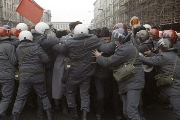 ОМОН Москва 1993. Разгон митинга 23 февраля 1992 года в Москве. Протесты 1992 в Москве. Митинги россия февраль