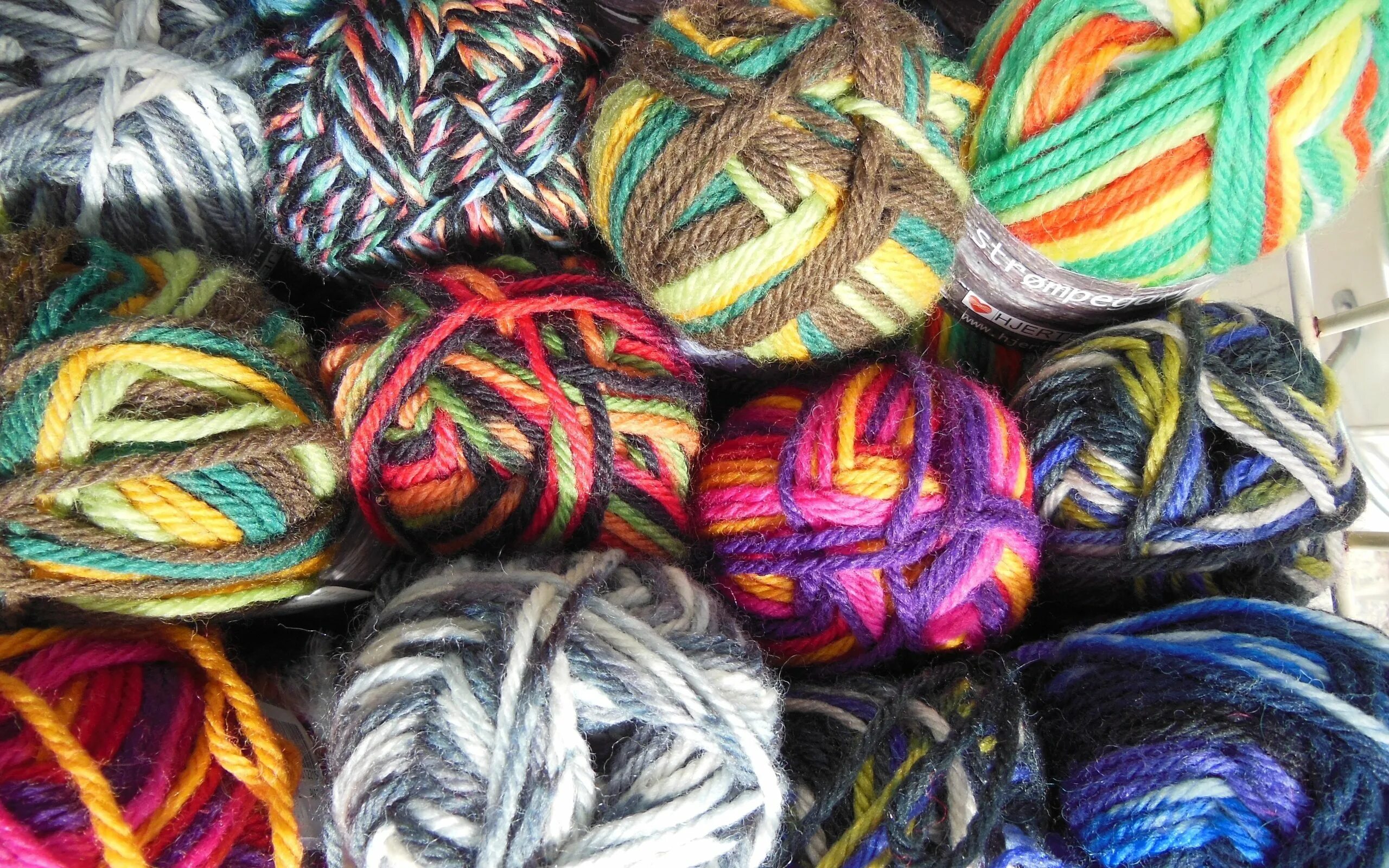 Сделай пестрых. Цветные нитки для вязания. Разноцветная пряжа. Пряжа многоцветная. Цветная пряжа для вязания.