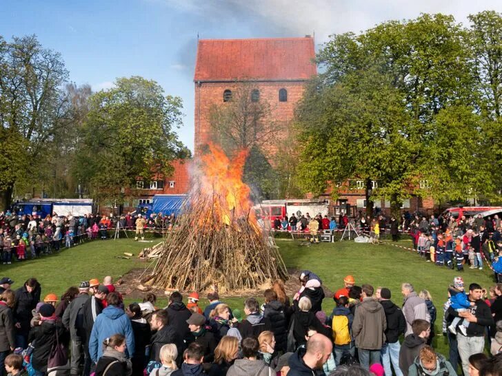 Жизнь в германии 2024. Osterfeuer в Германии. Пасхальный костер в Германии. Пасхальный костер вгерании. Пасха в Германии костер.