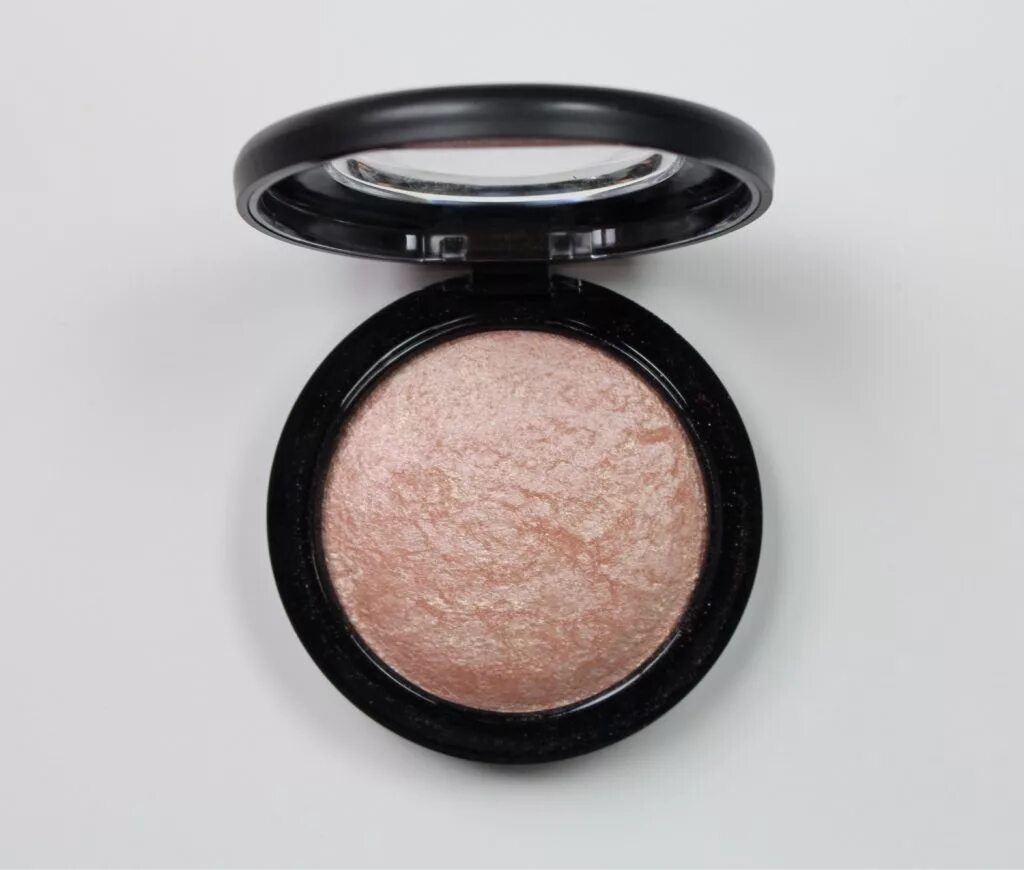 Mac softwares. Mac soft and gentle хайлайтер. mac mineralize skinfinish soft gentle. mac mineralize skinfinish highlighter. хайлайтер mac mineralize skinfinish.