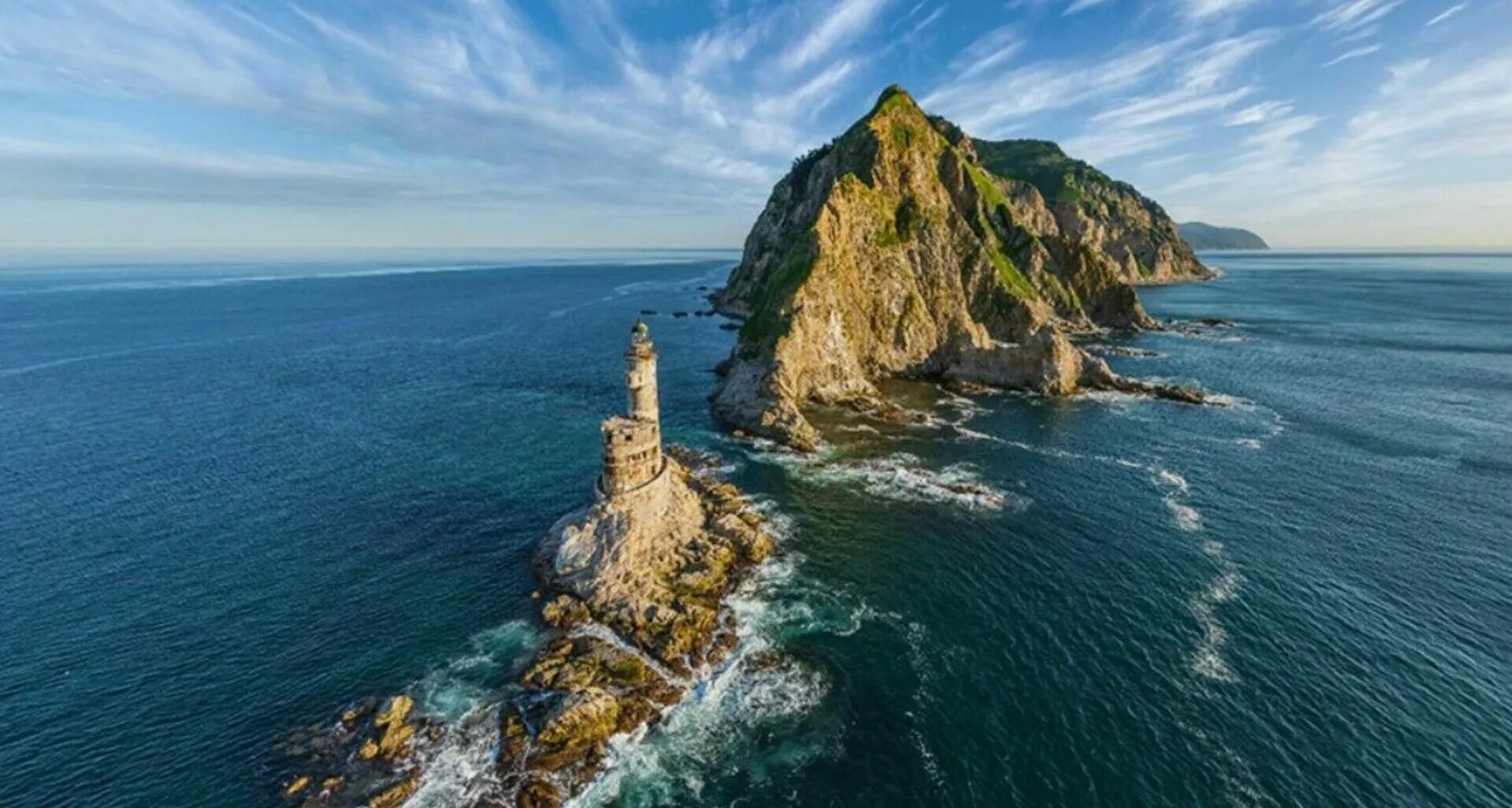 Сахалин побережье охотского моря. Сахалинская область моря. Южный сахалин тихая бухта. Остров сахалин дальний восток. Сахалинская область моря.