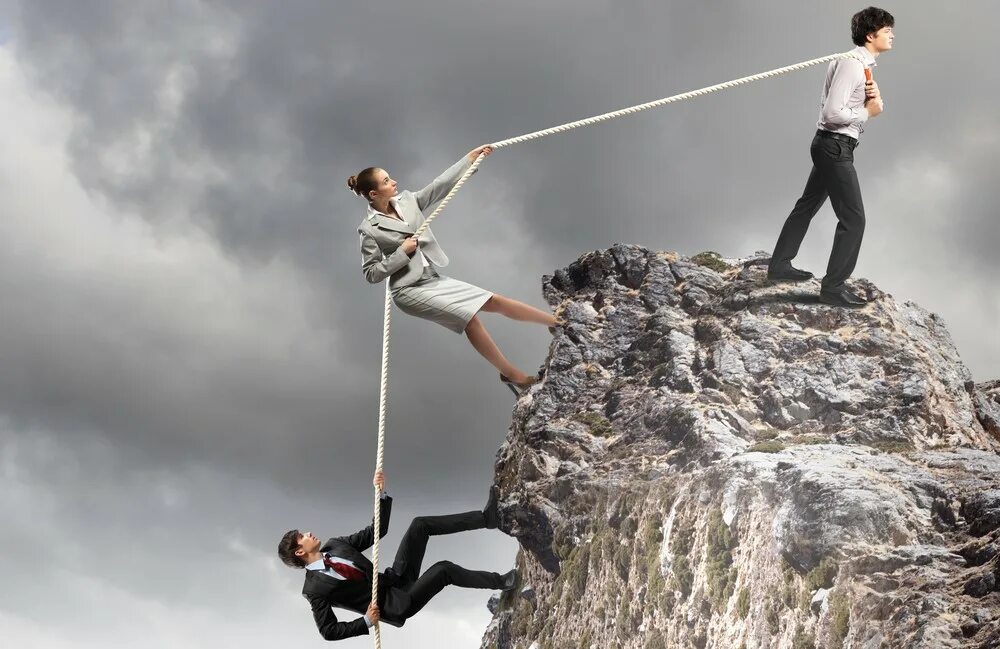 человек тянущий канат. тянуть знакомый. девушки перетягивают. противостояние мужчины и женщины. люди тянут вниз.