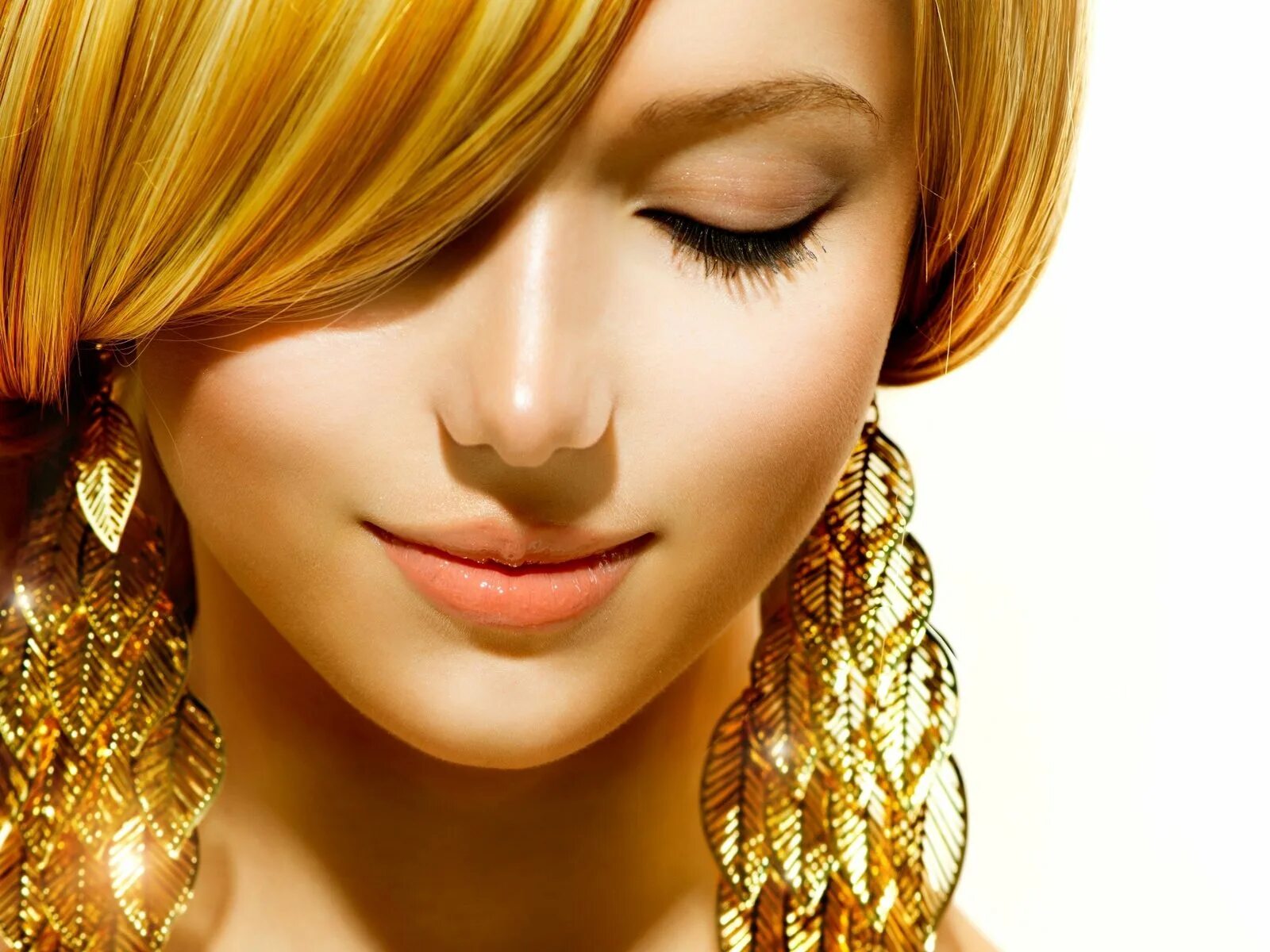Золотые волосы купить. Золотые волосы. Девушка с золотыми волосами. Золотистые волосы. Девушка с золотистыми волосами.
