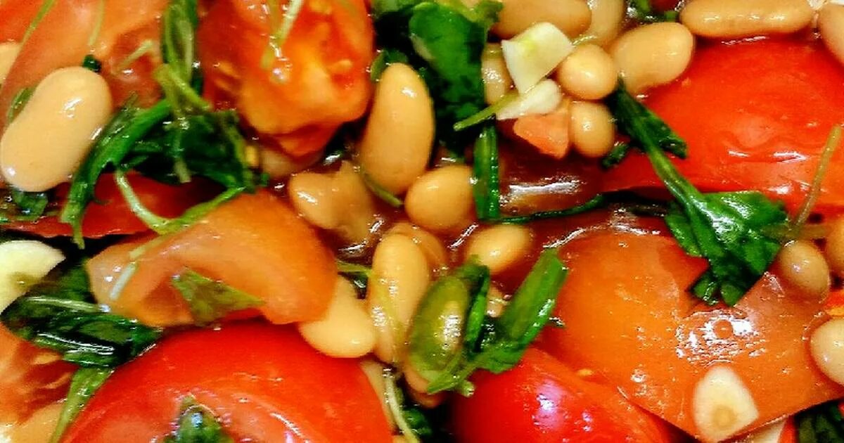 Курица фасоль помидор. Фасоль помидоры. салат с фасолью и помидорами. салат из фасоли с помидорами. фасоль в томате.