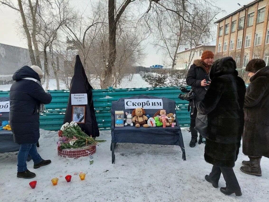 Чп скорбим. В Забайкалье девочку загрызли собаки. Стая собак загызли семилетрию девочьку. Бездомные собаки загрызли девочку.