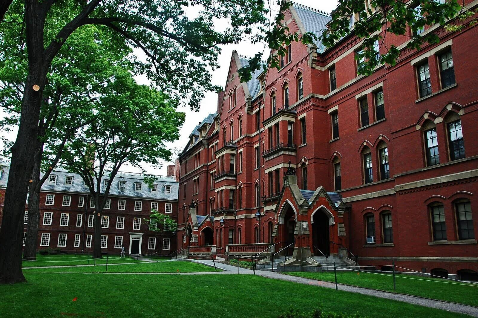 Самые трудные университеты. Гарвардский университет США. Бостон Гарвардский университет кампус. Университет Гарвард в США. Гарвардский колледж в США 1636.