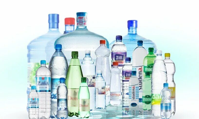 Минеральная вода в большом количестве. Минеральная вода в большом количестве. Питьевая вода в бутылках. Бутилированная вода. Питьевая вода в бутылках.