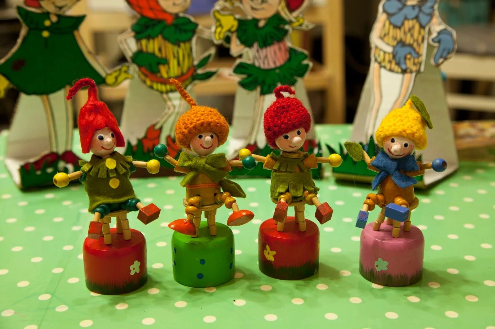 Мастер класс герои. Герои мультфильмов из пластилина. Эколята фигурки. Игрушки из конуса. Сюжетная лепка.