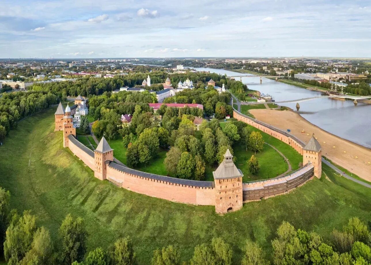 Новгород телефоны. Крепость детинец великий новгород. новгородский кремль детинец. великий новгород кремль. детинец в великом новгороде.