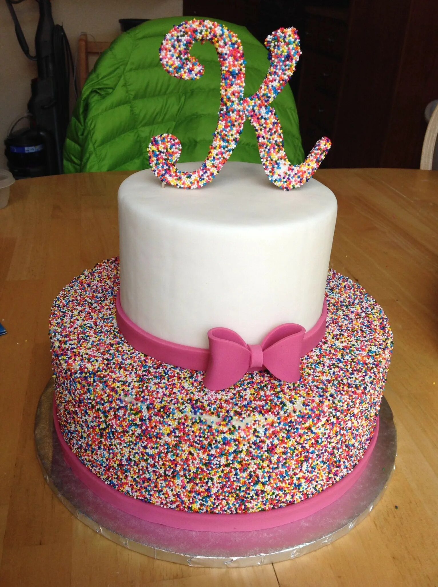 Торт девушке 22. Торт девочка. Торт на день рождения девочке. Торт для девочки подростка. Необычный торт для девочки.