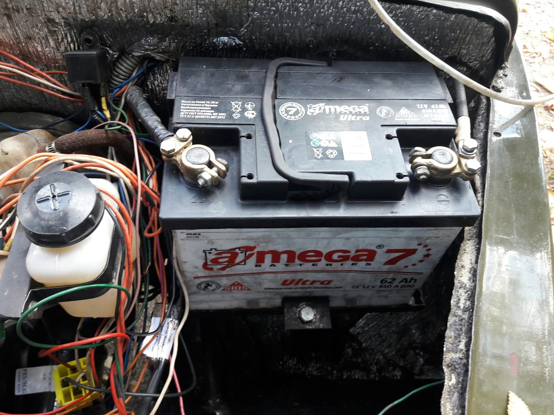 Акб на луаз 969м. Аккумулятор на луаз 969. Аккумулятор луаз расположение. Реле зарядки акб дэу нексия 97 года. Силовые провода пассат б3.