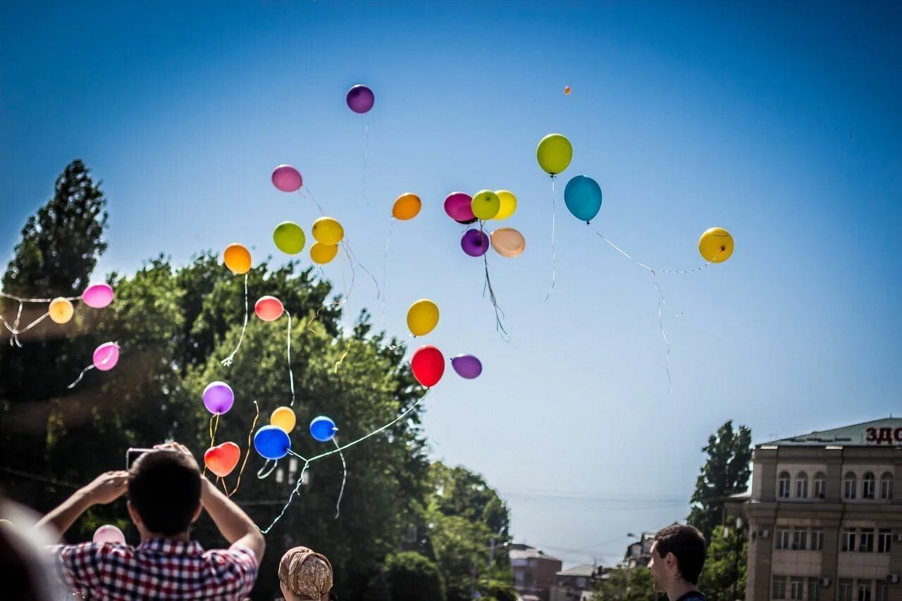 Улетающие воздушные шары. Девушка с воздушными шарами. Отпускаем в небо воздушные шары. Отпускаем в небо воздушные шары. Отпускаем в небо воздушные шары.