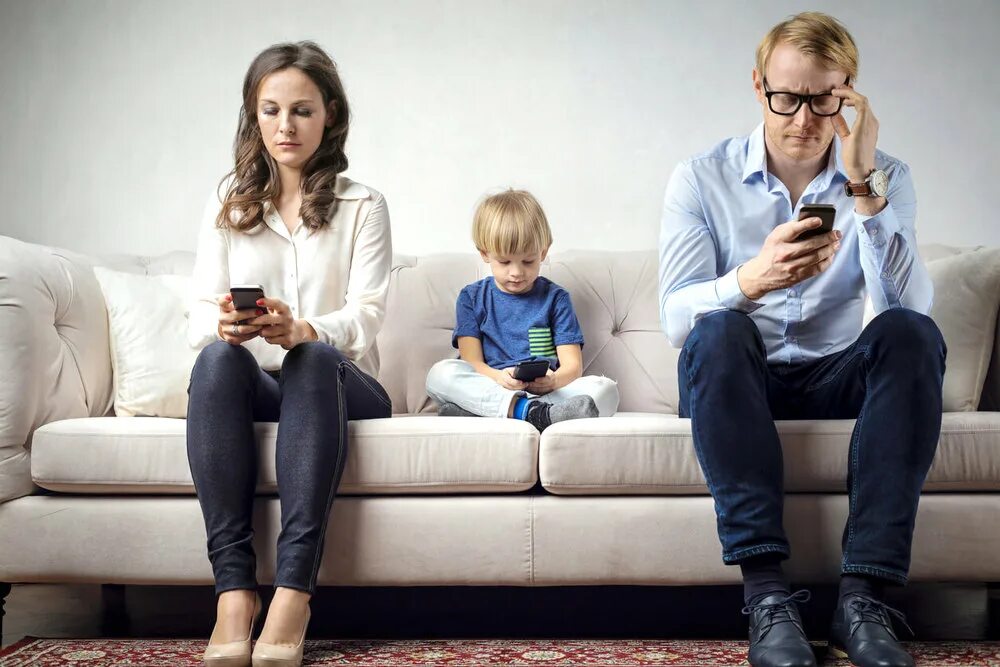 Социальные сети и семья. Родители и дети. Современная семья. Дети родители гаджеты. Современные родители.