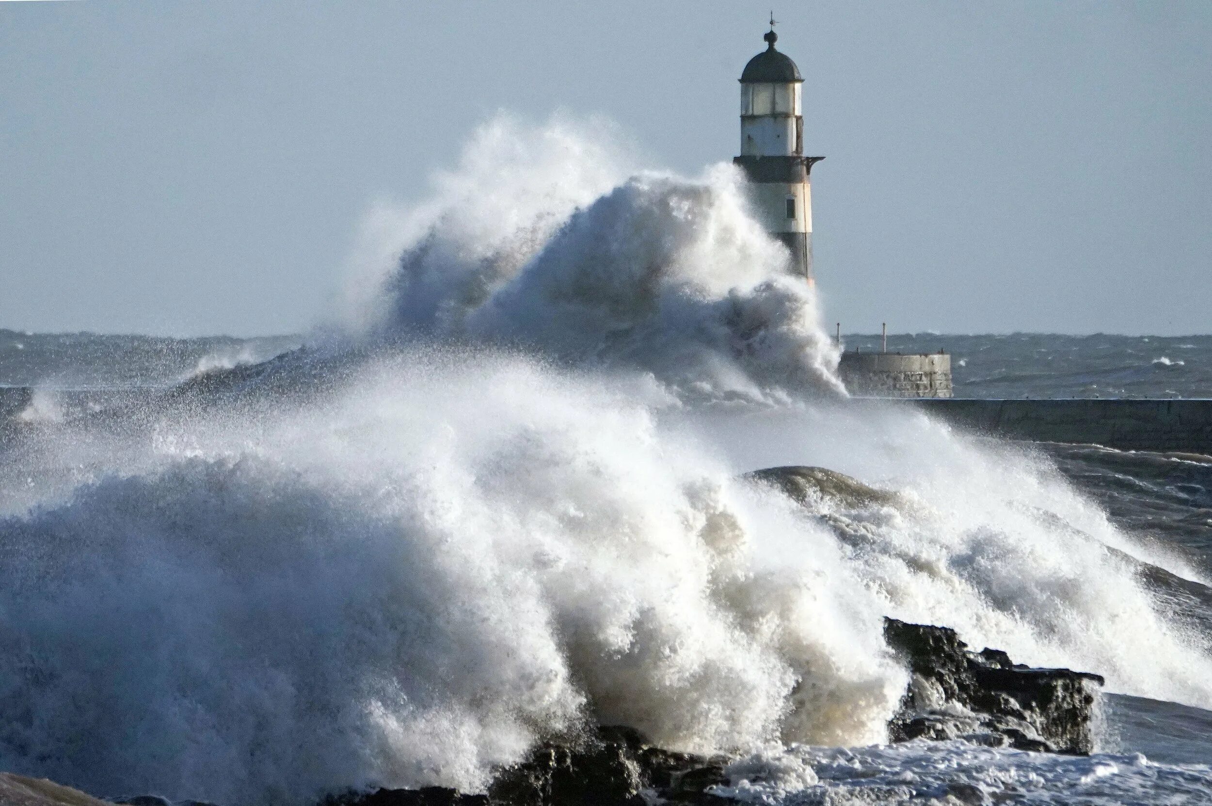 A very strong wind is. Погода ветер. strong wind. windy weather. gale wind.