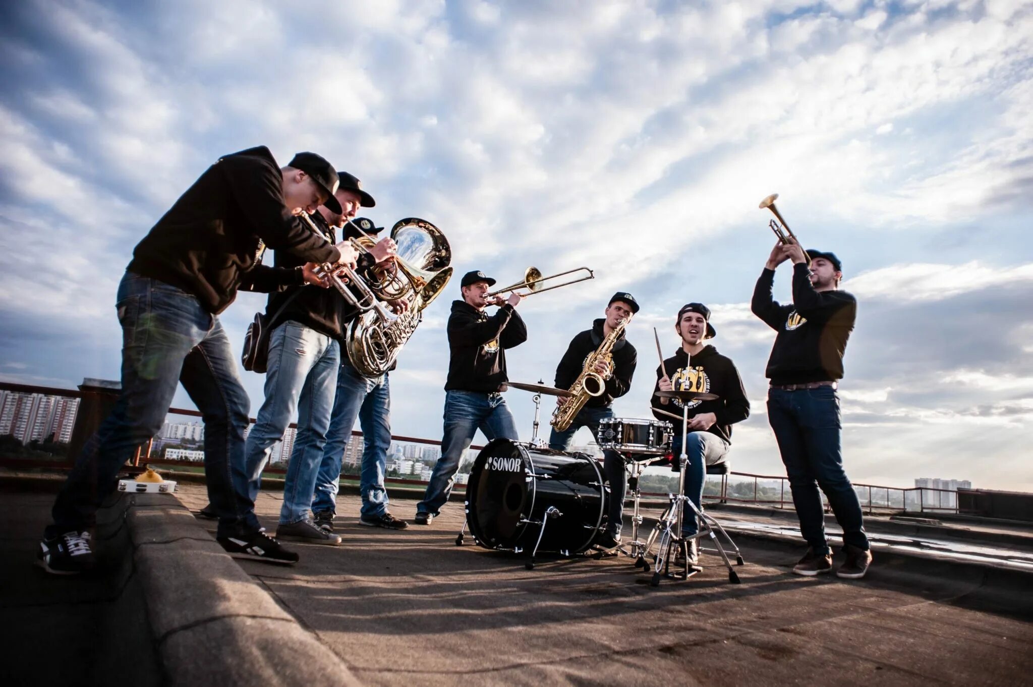 Группа московский парк. Группа Brass Band. Бревис брасс бэнд. Трубачи брасс бэнд. Музыкальный коллектив.