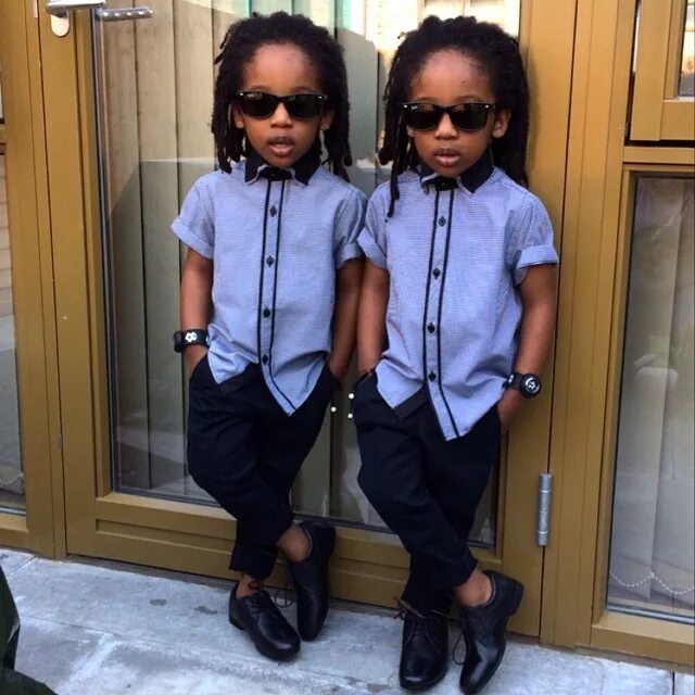 Две черные близняшки. Близнецы дети. Двойняшки мальчики. Близнецы мальчики. Близнецы маленькие.