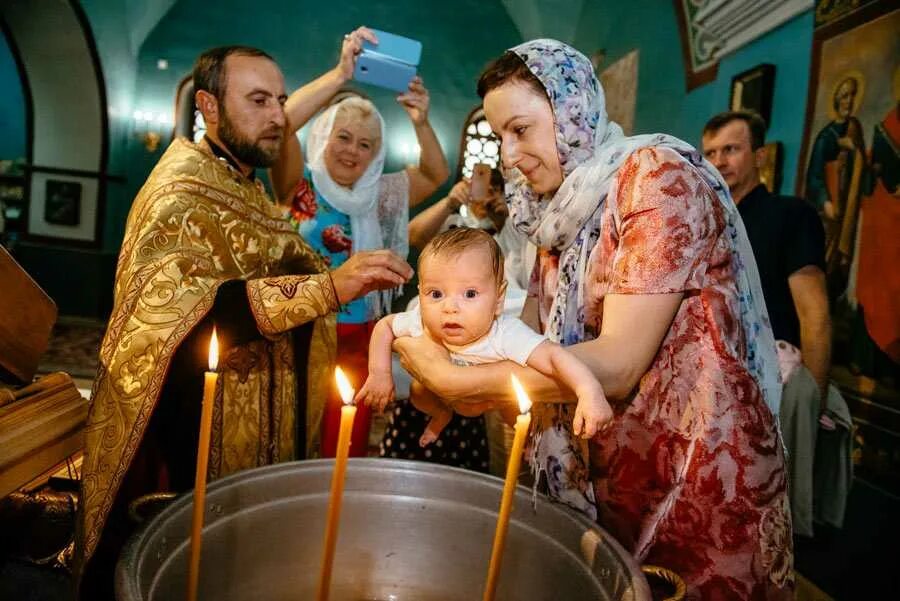 Крестить в честь святого. Таинство крещения. Крестины ребенка. Крестины в церкви. Крещение детей в церкви.