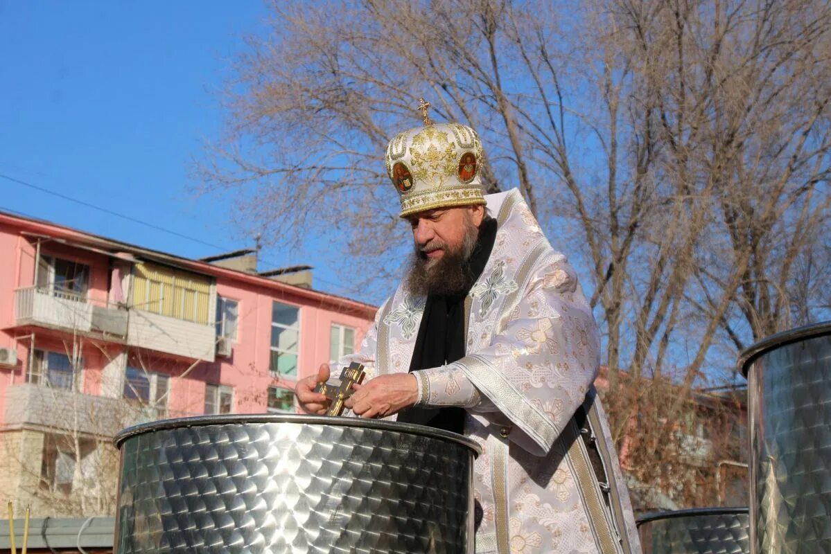 Освящение воды. Крещение Господне в храме. Крещенская Церковь. Церковь на воде. Вода астрахань 2023