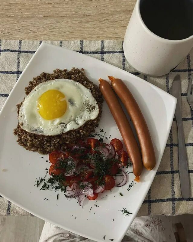 На ель ворона взгромоздясь позавтракать было совсем уж. Басня крылова ворона и сыр. Крылов вороне бог послал кусочек сыра. Наш завтрак. Вкусный и красивый завтрак.