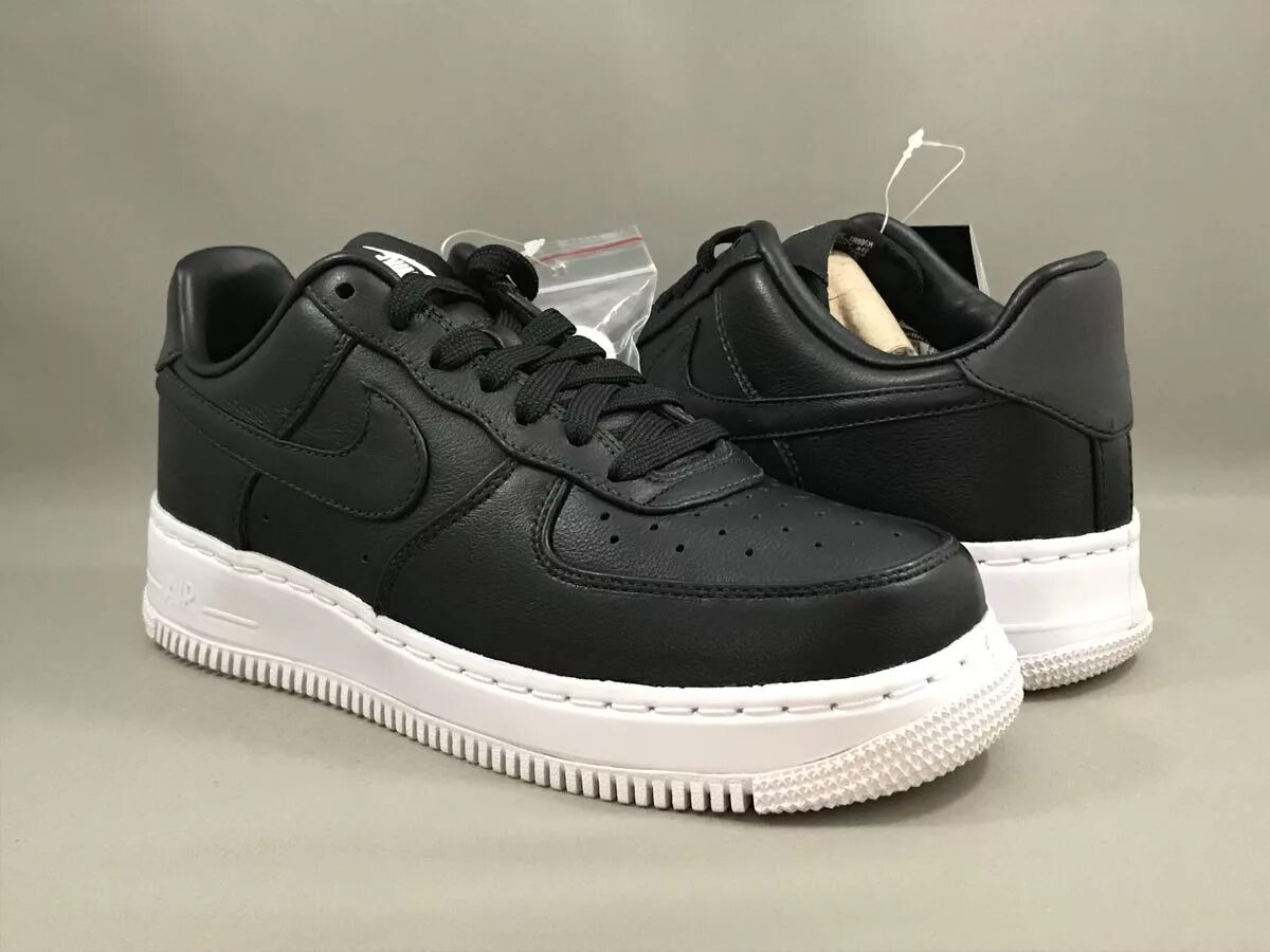 Подошва air force. Найк АИР Форс черные с белой подошвой. Nike Air Force 1 черные с белой подошвой. АИР форсы 1 черные с белой подошвой мужские. АИР Форс 1 черные с белой подошвой.