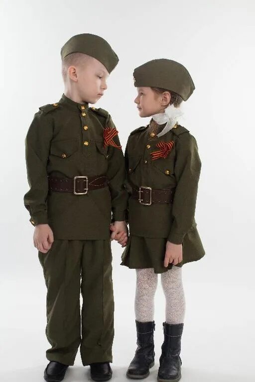 Дети в военной форме. Малыш в военной форме. Патриотическая форма для детей. Девочка в военной форме. Дети в военной форме на 9 мая.