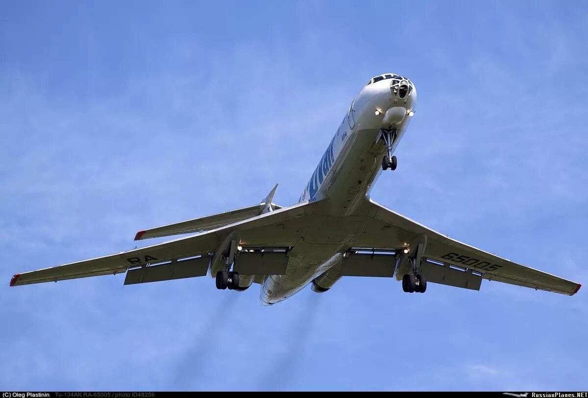 Самолет с выпущенными шасси. Самолет спереди. Миг 29 шасси. Колеса шасси ил-76. Стойки шасси самолета.