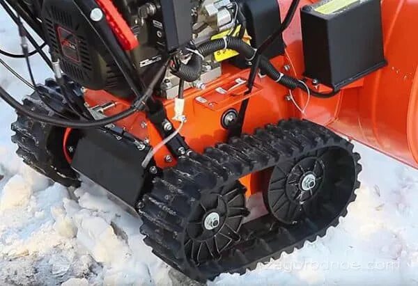 Снегоуборщик хускварна st276ep. Гусеничный снегоуборщик с отвалом бензиновый v-2. Гусеницы на колесный снегоуборщик. Снегоуборщик на гусеницах. Харвер 700 0 гусеничный снегоуборщик бензиновый.