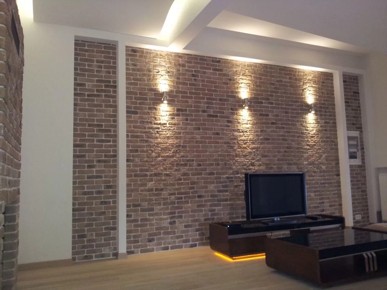 Декоративный кирпич в интерьере. Искусственный камень в интерьере. Кирпич мирский в стиле лофт. Керамогранит brickstyle golden tile. Декоративный кирпич лофт брик.