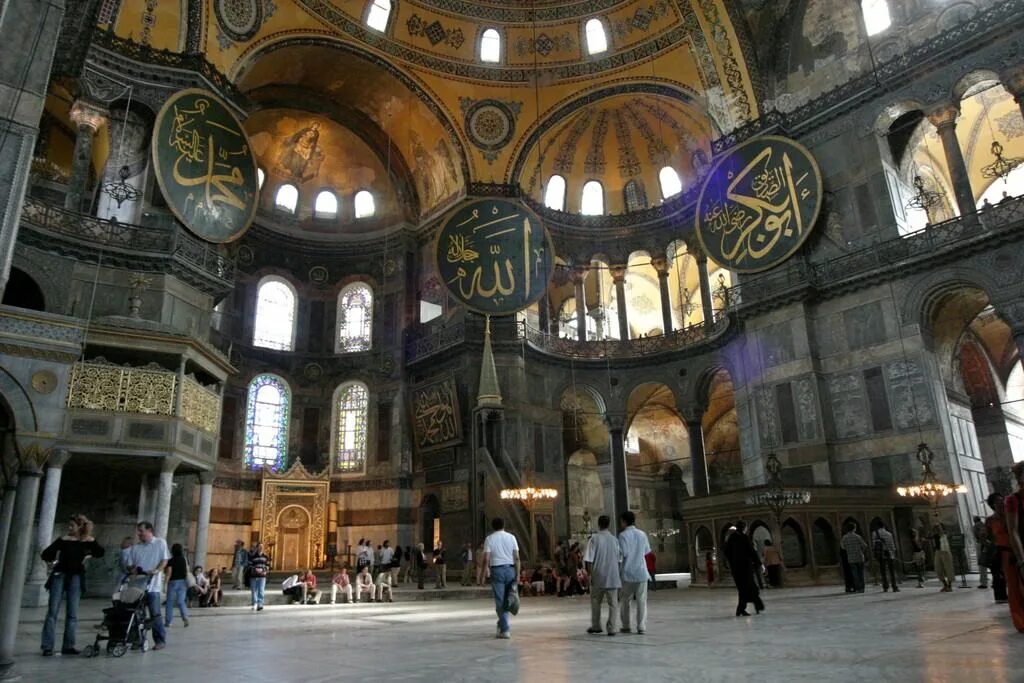После молитвы в церкви святой софии. Площадь Айя Софии. Архитектура Айя Софии в Стамбуле.