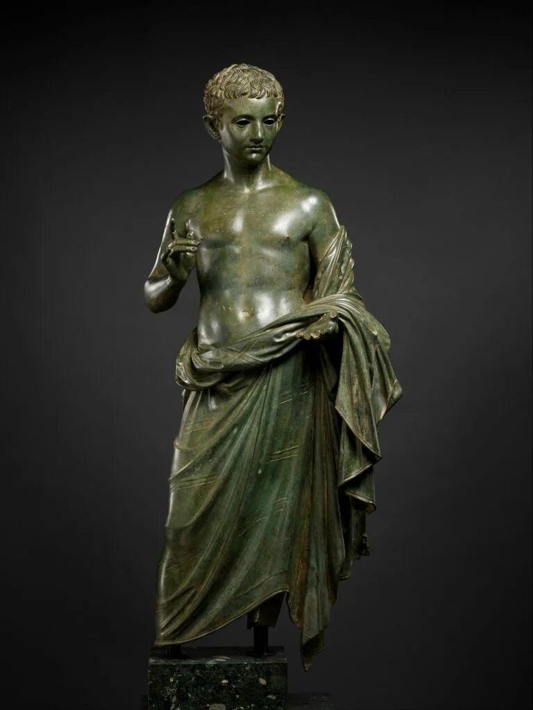 Сенека статуя. Бронзовые статуи древней Греции. Бронзовые статуи древнего Рима. Бронзовая статуя марафонский юноша.