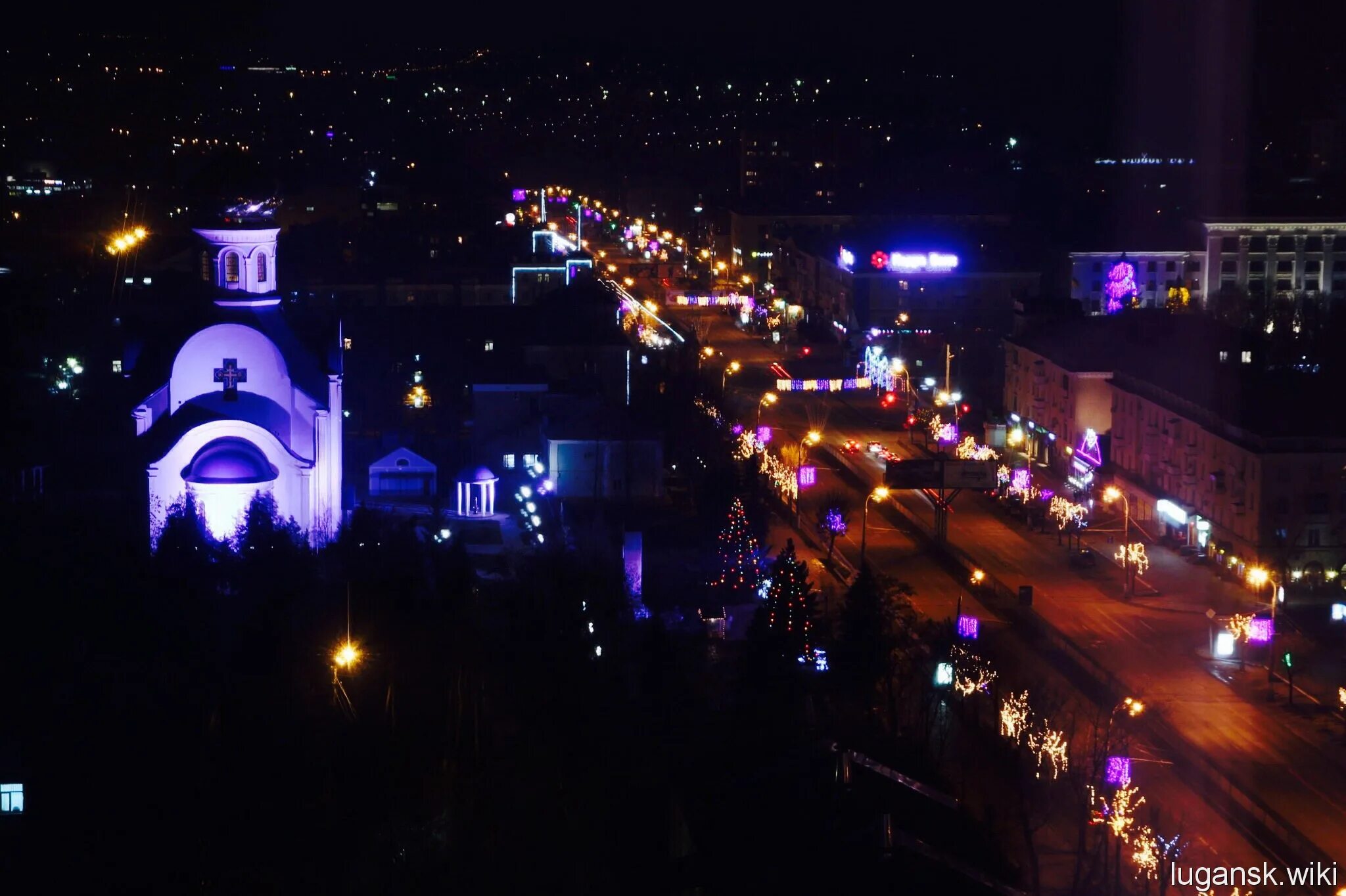 Город луганск 2023. Луганск ночной город. Луганск советская дом со шпилем. Улица советская луганск ночью. Ночной луганск 2022.