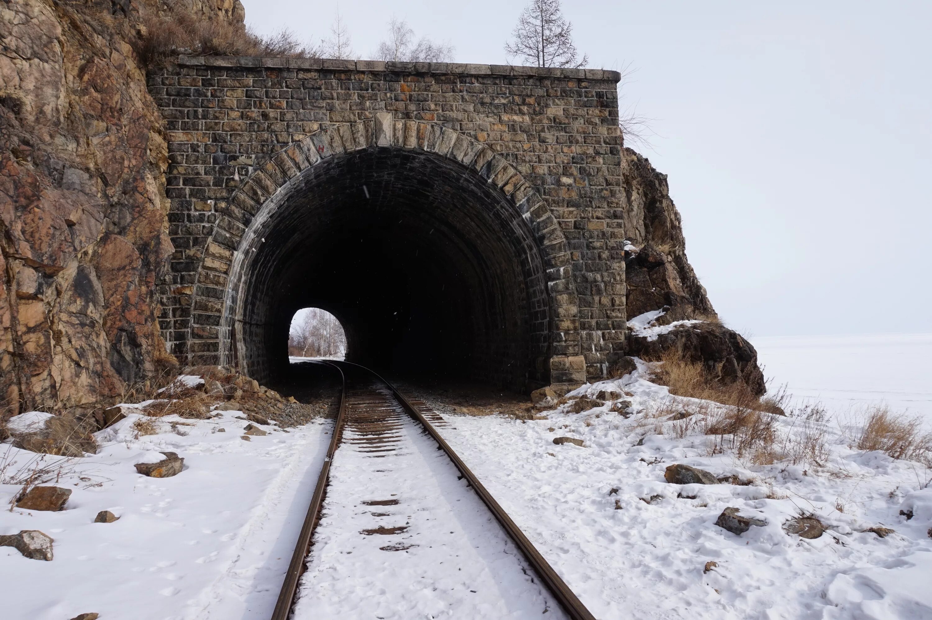 Самые густые железные дороги. Железнодорожный тоннель Транссиб. Кругобайкальская железная дорога тоннели. Кругобайкальская железная дорога мосты. Туннели и мосты КБЖД.