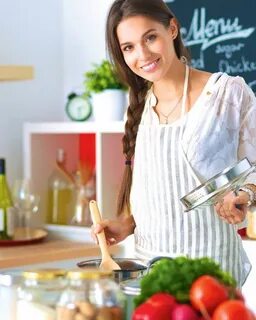 Готовит женщина блюдо