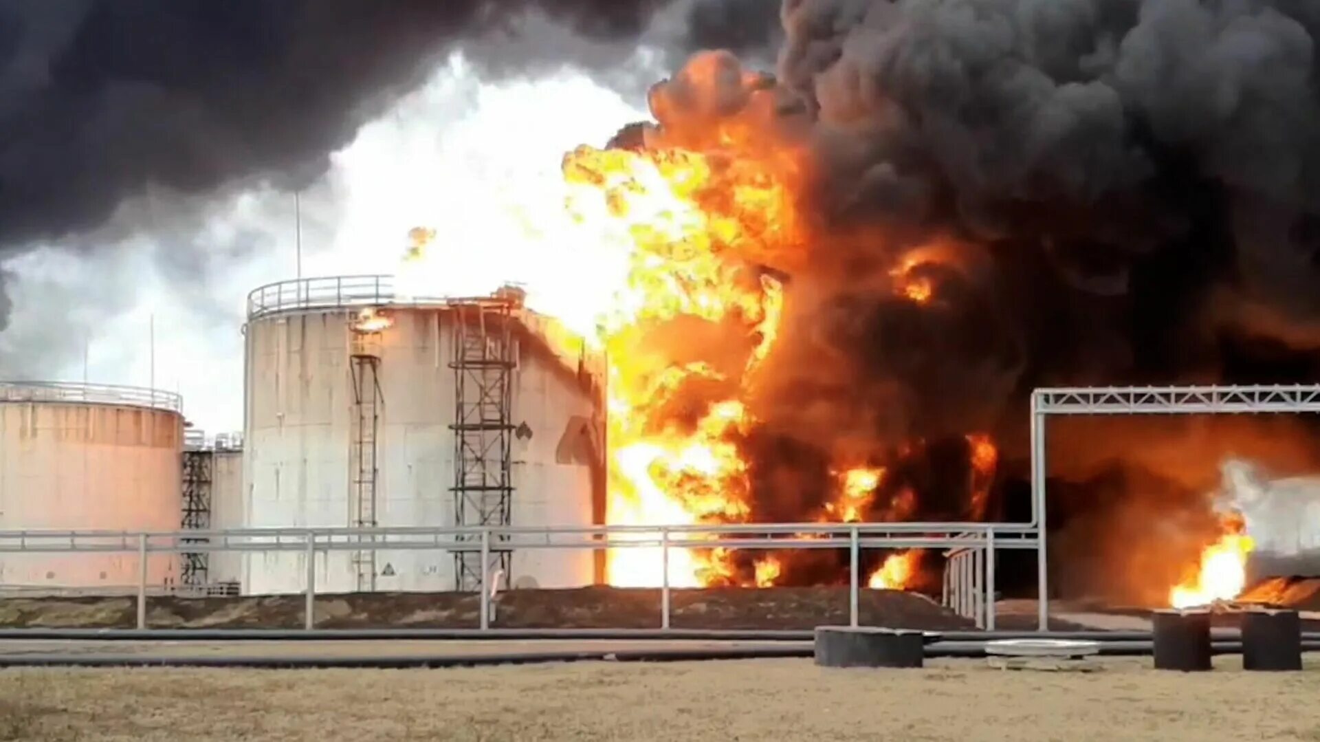 Видео пожара на нефтебазе