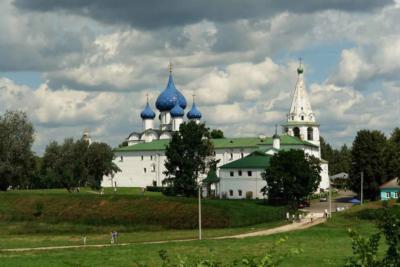 Достопримечательности суздаля фото с названиями. Суздальский Кремль Суздаль. Суздальский Кремль достопримечательности Суздаля. Музейный комплекс Кремль в Суздале. Архиерейские палаты Суздальского Кремля.