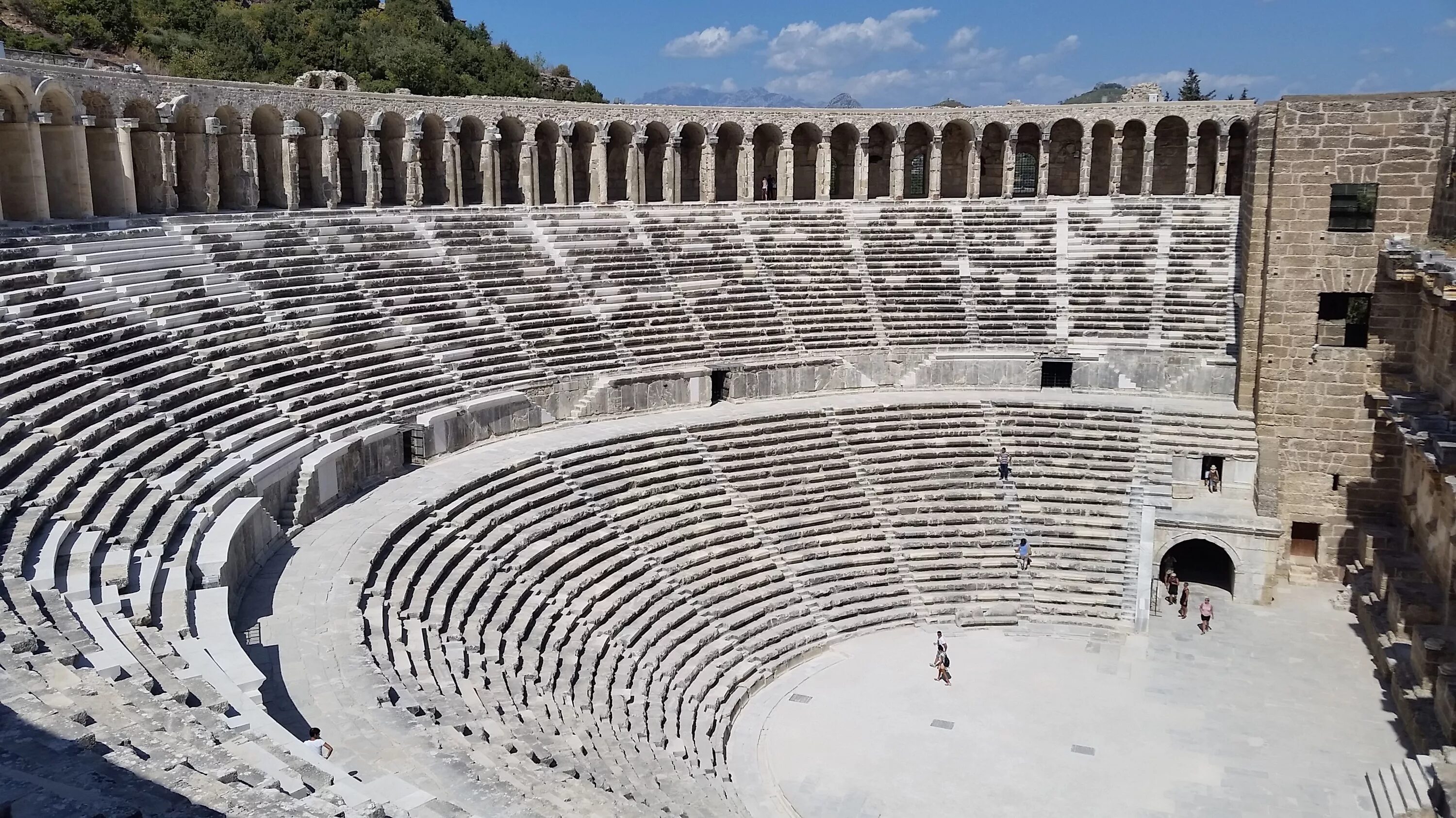 Известный амфитеатр. Аспендос Турция. Aspendos амфитеатр. Греческий театр Аспендос. Турция античный театр Аспендос.