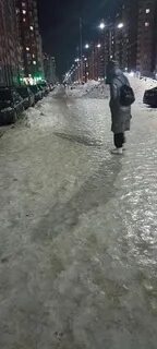 Падает и тут же тает