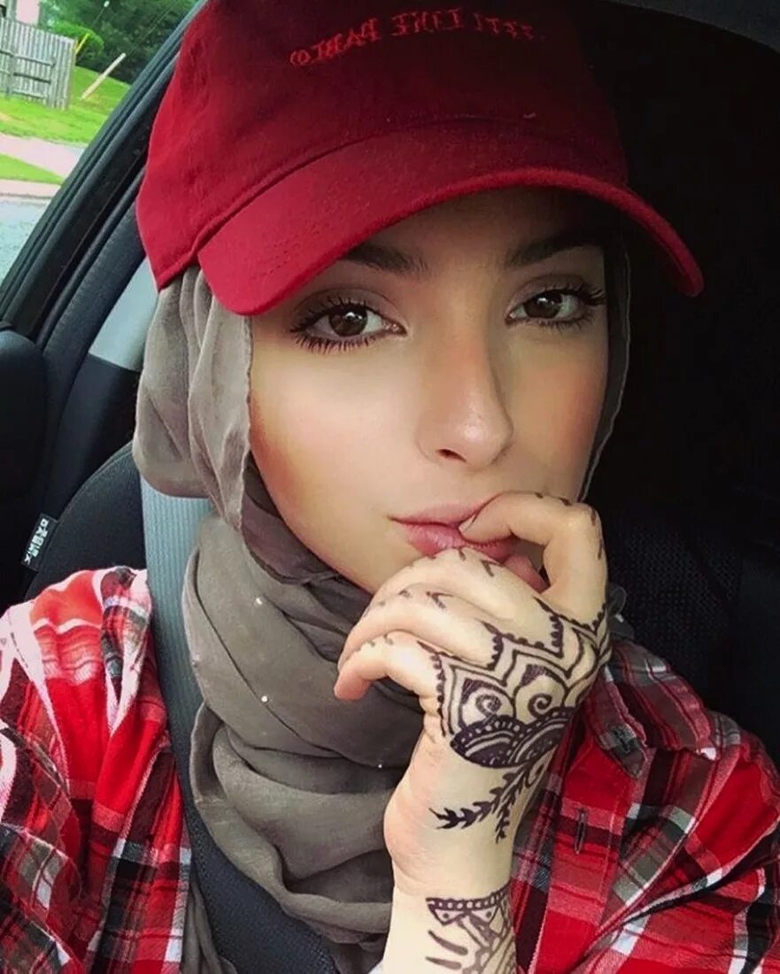 Девушка в платке мусульманка. Девушка в хиджабе. Мусульманские девушки в платках. Красивые девушки в хиджабе. Девушки мусульманки в хиджабе