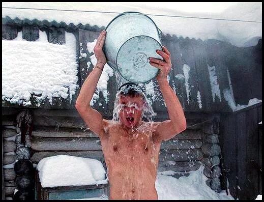 купаться в снегу. банное ведро для обливания. холодная вода после парилки. холодная вода после парилки. закаливание в бане.