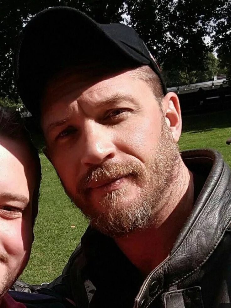 Том харди сын. Том харди сын. Том харди и его сын. Дети тома харди фото. Дети тома харди.