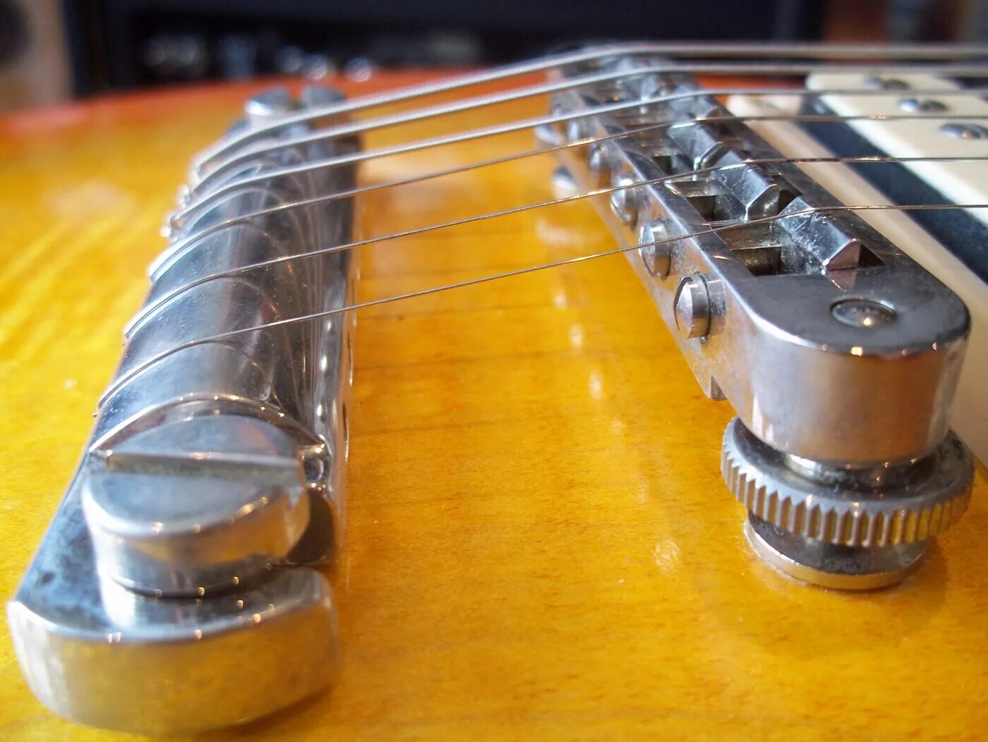 Отстройка анкера электрогитары. Высота струн на классической гитаре на 12. Бридж электрогитары стратокастер. Как опустить струны на электрогитаре. Бас гитара 10 струн.