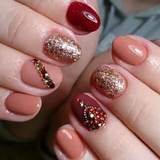 Красный с золотом маникюр на короткие ногти