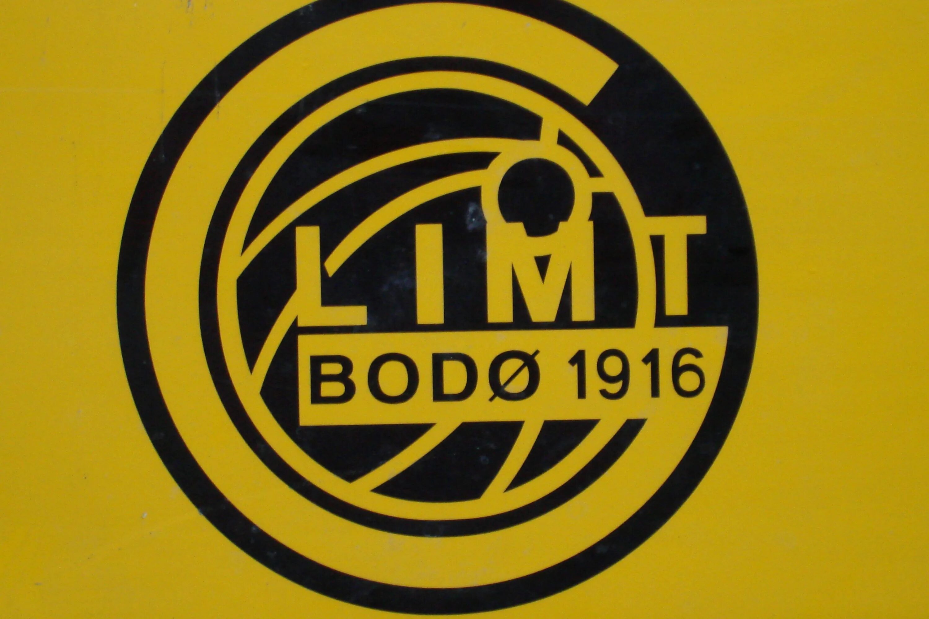 Фк будё глимт. Буде глимт влюбила. Буде глимт логотип. Bodo glimt. Bodo glimt.