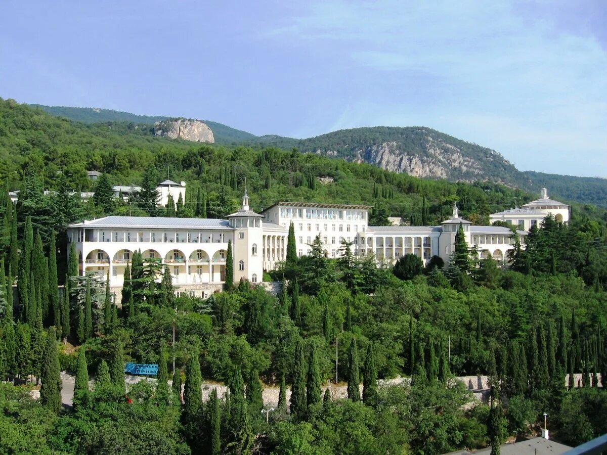 Санаторий ялта фото. Санаторий горный Курпаты. Крым Ялта sanatoriy Uzbekistan. Санаторий Крымская здравница Ялта. Санаторий Курпаты Ялта.