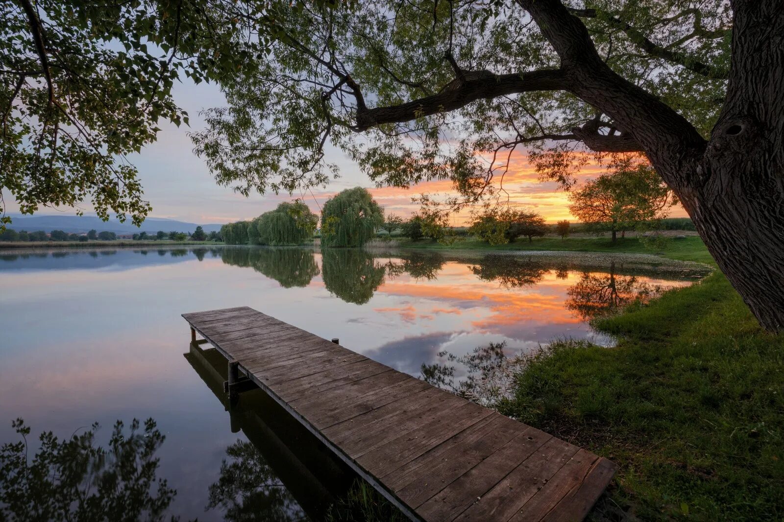 Лодка на воде. Рассвет на реке. Озеро на урале утром с пирсом. Лодка на берегу реки. Мостик у реки.