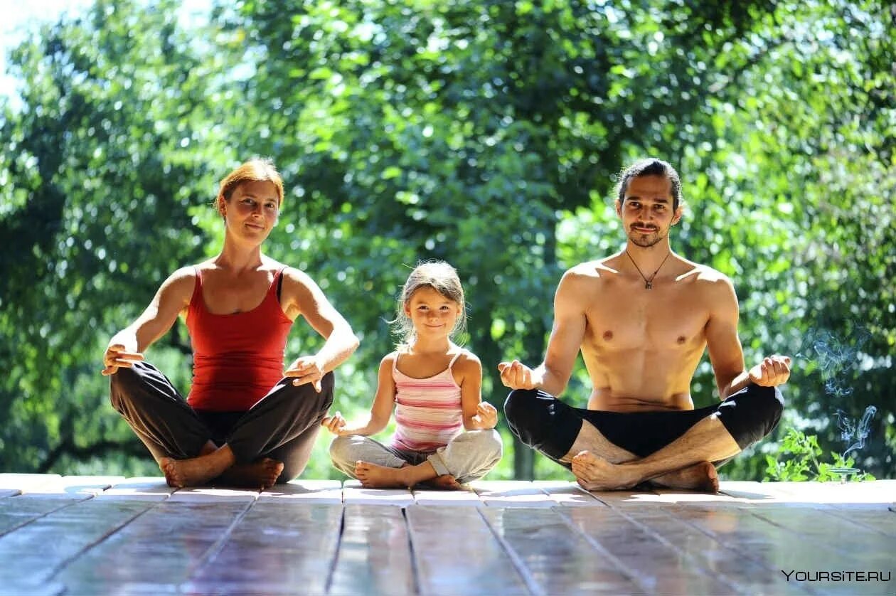 Духовные развлечения. Йога семья. Спокойствие в семье. Семья занимается спортом. Медитация семья.