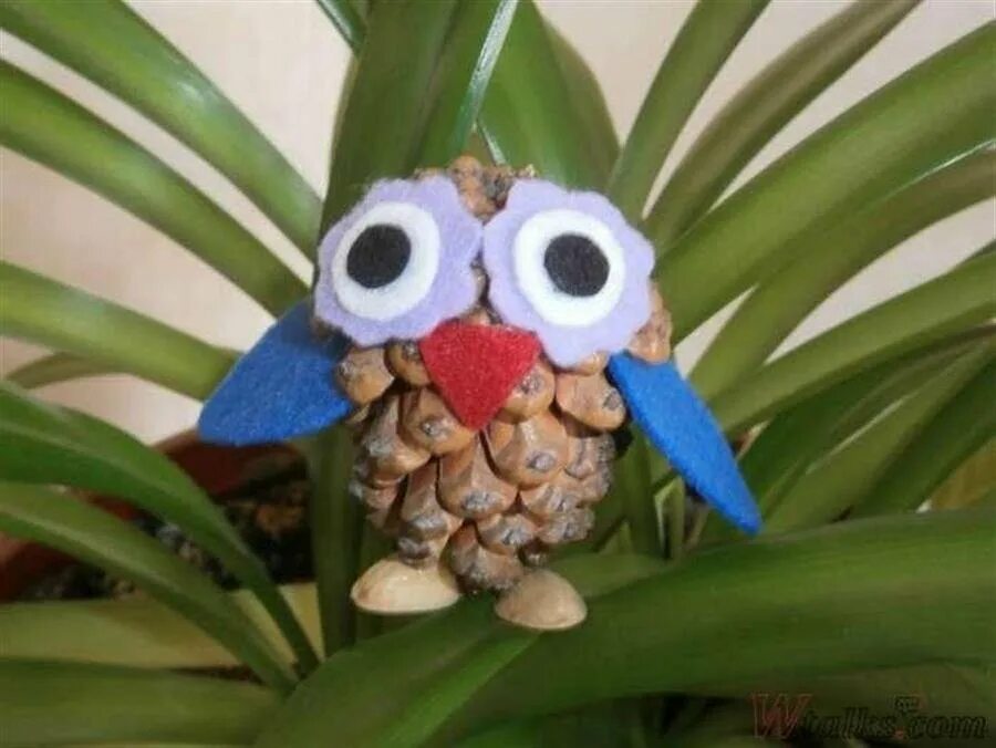 Сова из шишки и пластилина для детей. Сова из шишки и пластилина. Сова из шишки и пластилина. Сова из шишек и пластилина. Сова из шишки и пластилина.