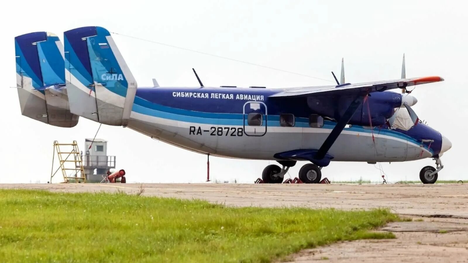 Самолет новокузнецк. АН-28 пассажирский самолёт. АН-28rm. АН-28 грузовой. АН-28 авиакомпания сила.